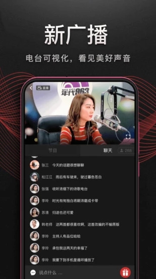 柴犬趴在透明茶杯边缘看金鱼壁纸